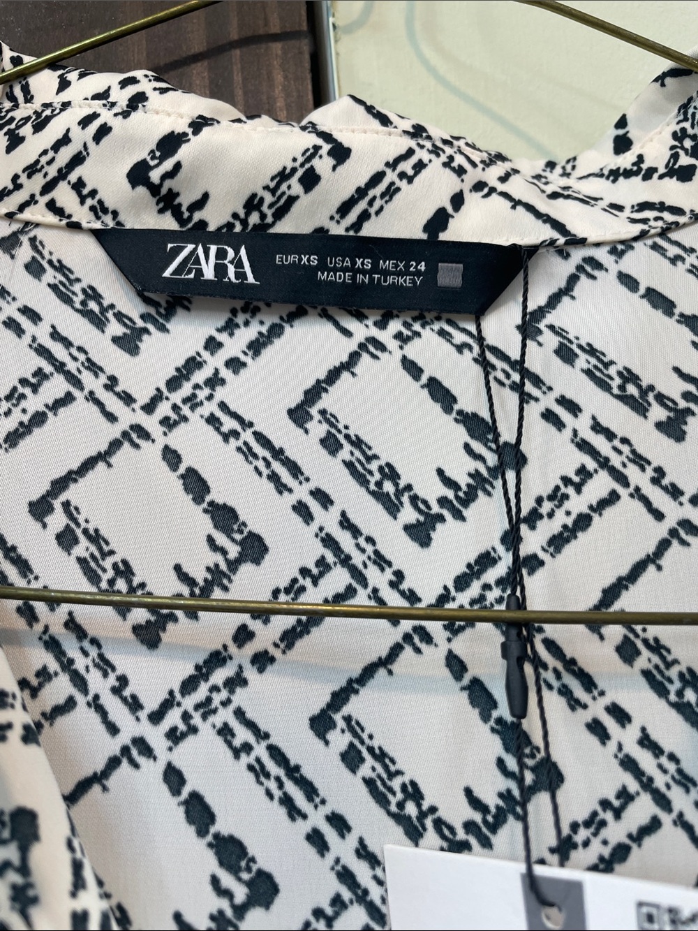 NWT Flowy Zara blouse. Goes with everything. Size XS but runs large. - Picture 3 of 5